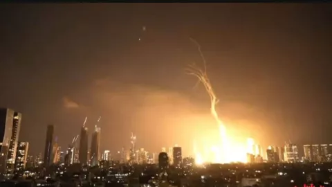 ¡VIDEO IMPACTANTE! Captan dramático bombardeo con misiles del centro de Tel Aviv en Israel