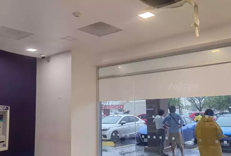 Lluvias provocan desprendimiento de techo de una sucursal bancaria en la Canek
