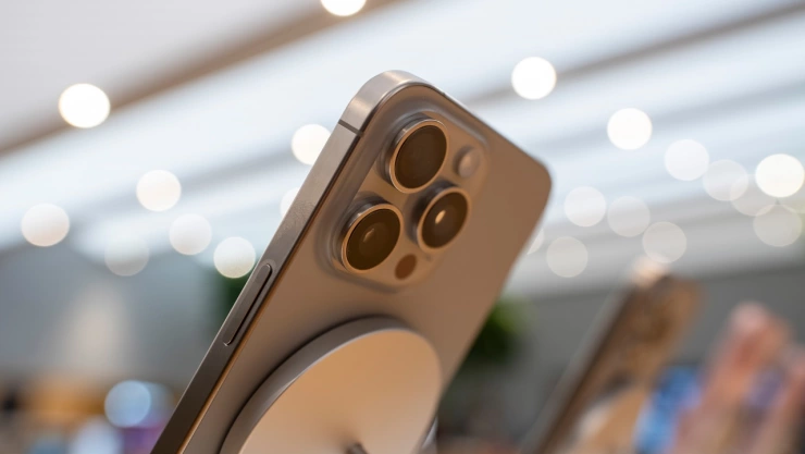 El círculo negro junto a la cámara del iPhone tiene una función muy útil