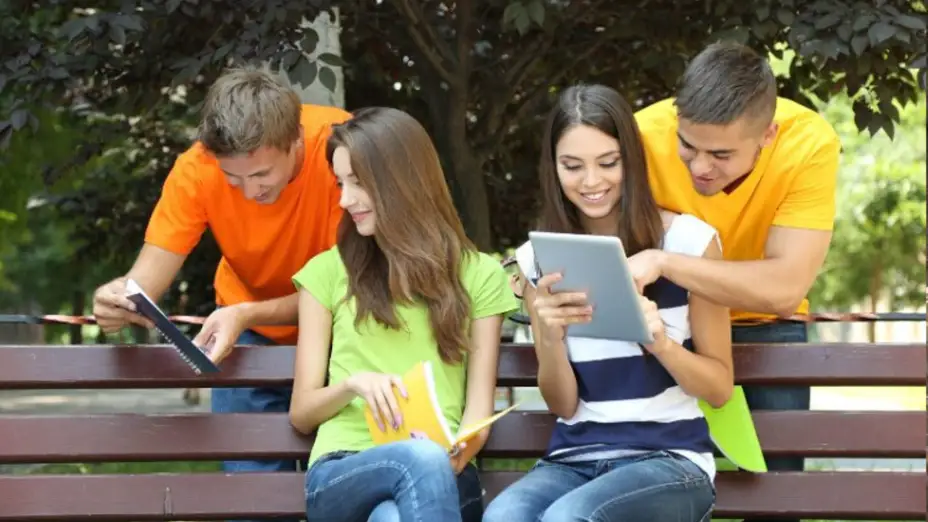 Jóvenes usando internet 2023