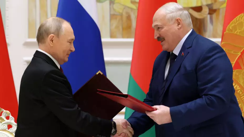 Vladímir Putin saluda a Aleksandr Lukashenko.
