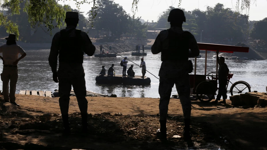 Guardia Nacional de México vigila el río Suchiate.