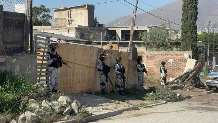 Custodian casa con presuntos cuerpos enterrados en la colonia Ejido Francisco Villa en Tijuana