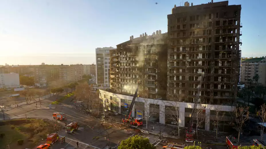 Edificio residencial incendiado en Valencia, España.
