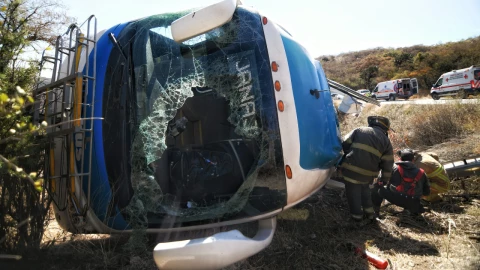 Tráiler saca de la carretera Dolores-Guanajuato a autobús; hay un muerto y 20 heridos.