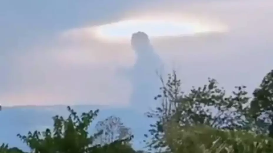 VIDEO: ¿Jesús o Godzilla_ Captan extraña nube en Indonesia