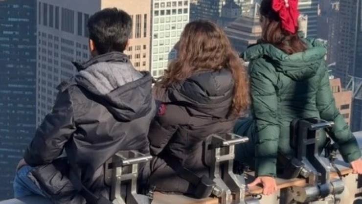 the-beam-vigas-de-acero-nueva-atracción-top-of-the-rock-nueva-york