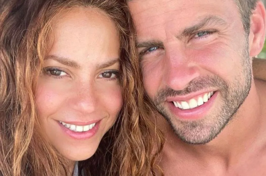 Pique y Shakira en la playa.jpg