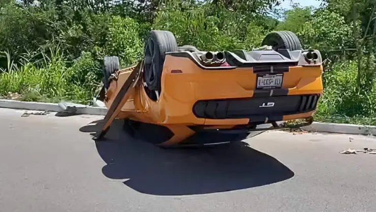 ÚLTIMO MOMENTO_ Joven protagoniza FUERTE accidente y vuelca su auto de lujo en Las Américas