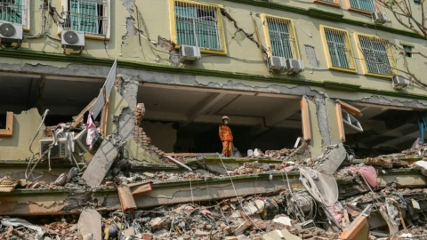 Más de 1,600 muertes y 3,400 heridos tras sismo de 7.7 en Tailandia y Birmania.
