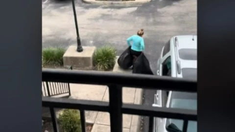 Hombre corre esposa infiel