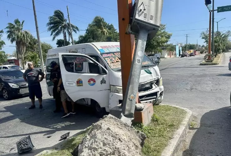ÚLTIMA HORA_ Choque en Cancún causa tráfico en la avenida Leona Vicario.jpg