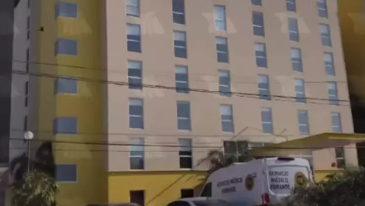 VIDEO_ Reportan fuerte movilización policiaca en un hotel tras el hallazgo de dos cuerpos sin vida