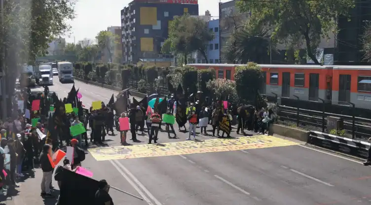 bloqueo_manifestante_Tlalpan_carriles.jpg