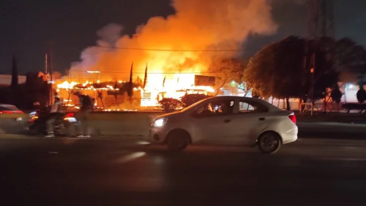 Se registra fuerte incendio sobre autopista México-Pachuca