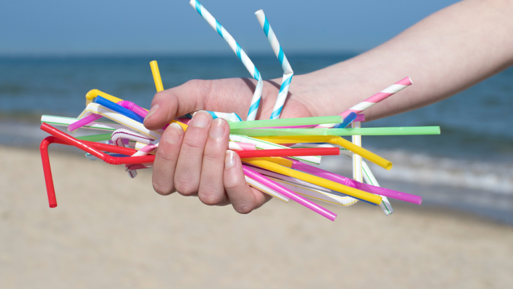 En el sexto lugar se encuentran los popotes con 643 millones de basura en las playas del mundo.