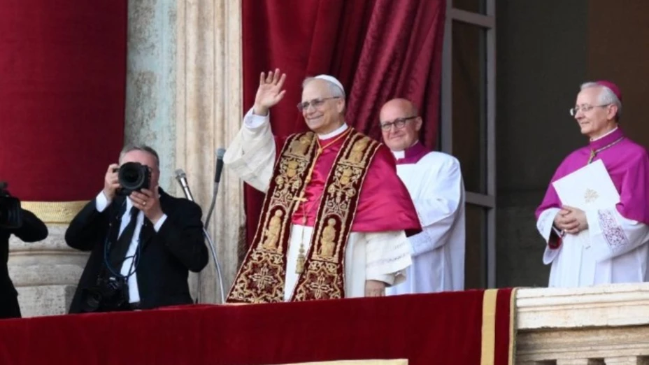 Papa León XIV desde el balcón central de la Basílica de San Pedro.jpg