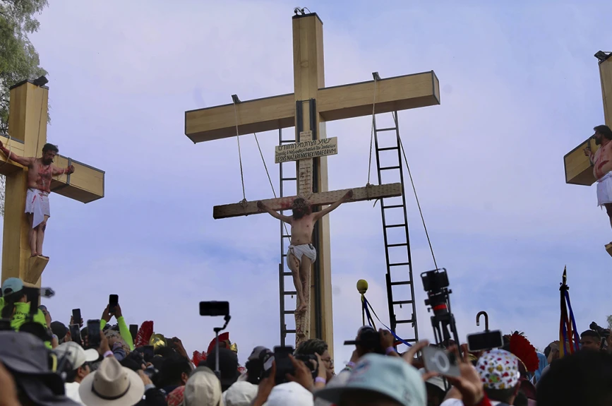 Cerro de la Estrella crucifixión Viacrucis