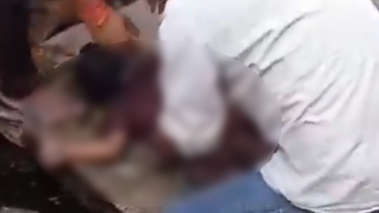 Menor cae a drenaje en India