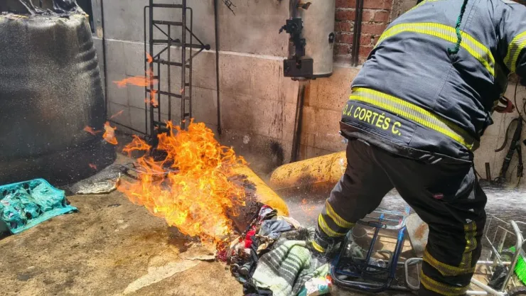 Incendio en Iztacalco: Rescatan a dos adultos de la tercera edad atrapados en las llamas de Agrícola Oriental