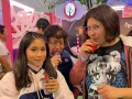 En compañía de familiares y amigos, disfrutamos de un rato de diversión.