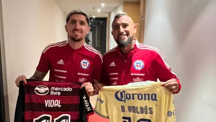 Diego Valdés y Arturo Vidal posan con las camisetas del Flamengo y América