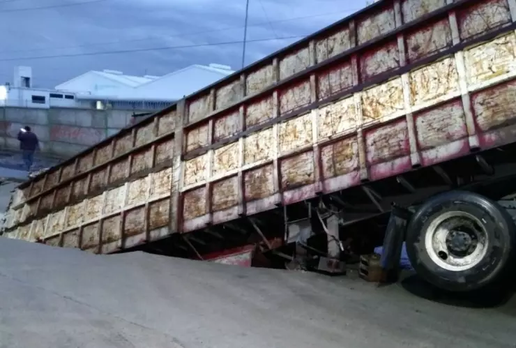 Caja de tráiler cae en tremendo socavón en Amozoc