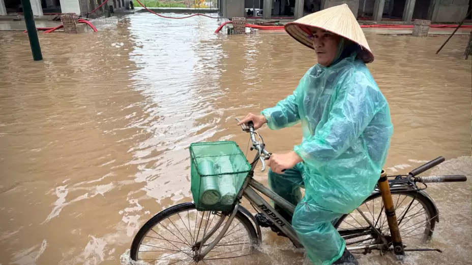 Calle inundada por el tifón Kajiki en Hanói, Vietnam.