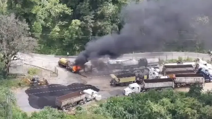 CIERRE TOTAL en CARRETERA de VERACRUZ por incendio de pipa