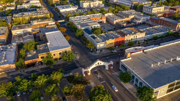un hermoso atardecer en la ciudad de Lodi, California
