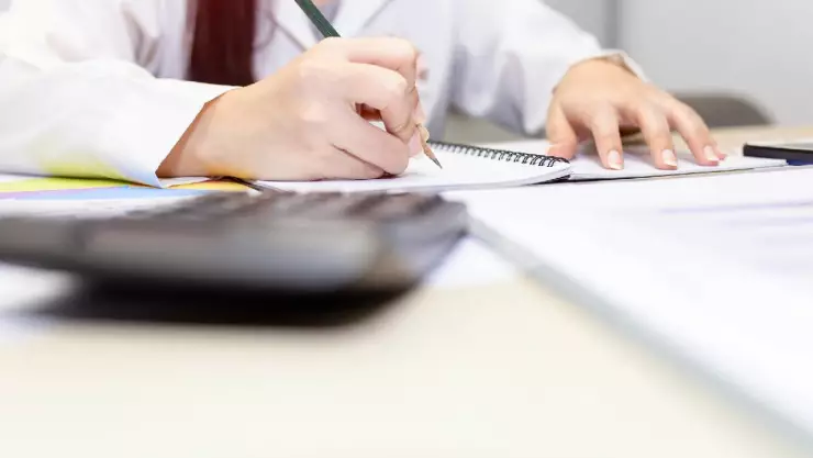 Este es el límite de dinero que puedes depositarle a mi esposa o esposo sin que te multe el SAT.