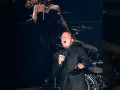 Luis Miguel cantando en concierto.jpg