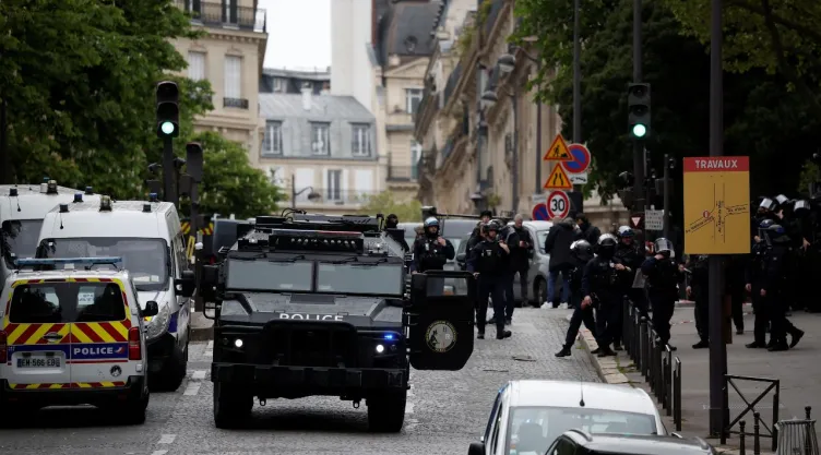 Un hombre con chaleco explosivo entró a la embajada de Irán, en París