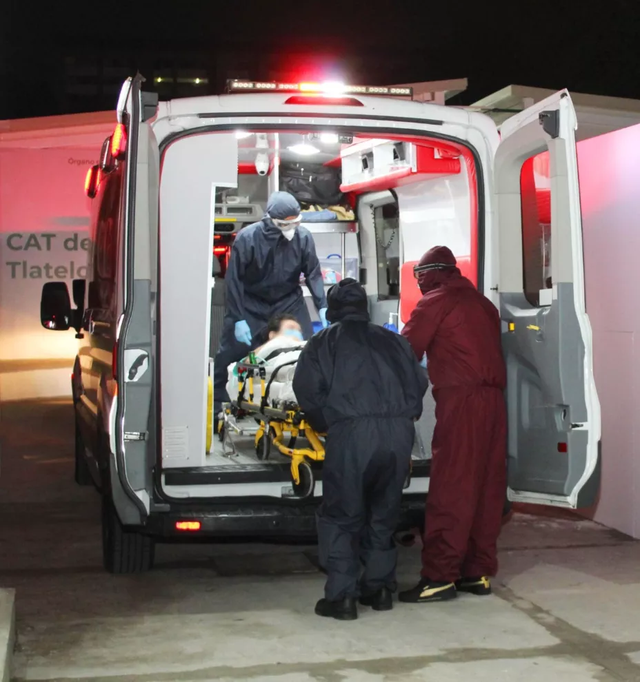 Paciente Covid ambulancia IMSS.jpg