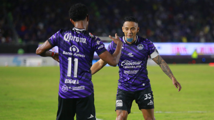 Jugadores de Mazatlán celebran un gol