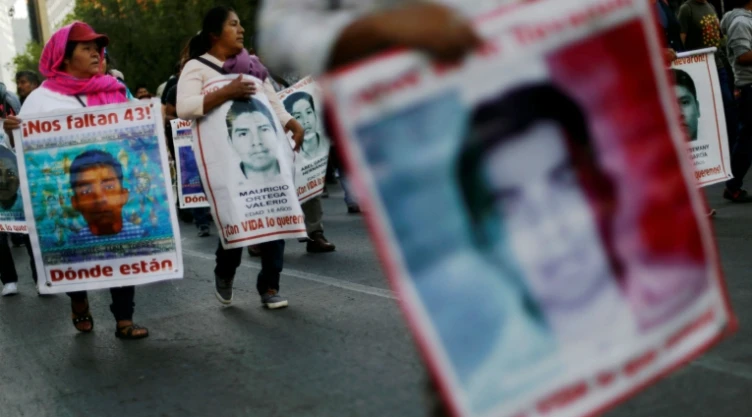 Los familiares participan durante una marcha para conmemorar el 54 mes desde la desaparición de los 43 estudiantes desaparecidos de Ayotzinapa. Imagen: Reuters