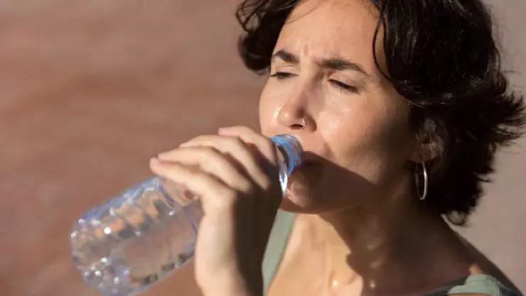 Ola-de-calor-síntomas-de-la-deshidratación-y-cuánta-agua-tomar.jpg