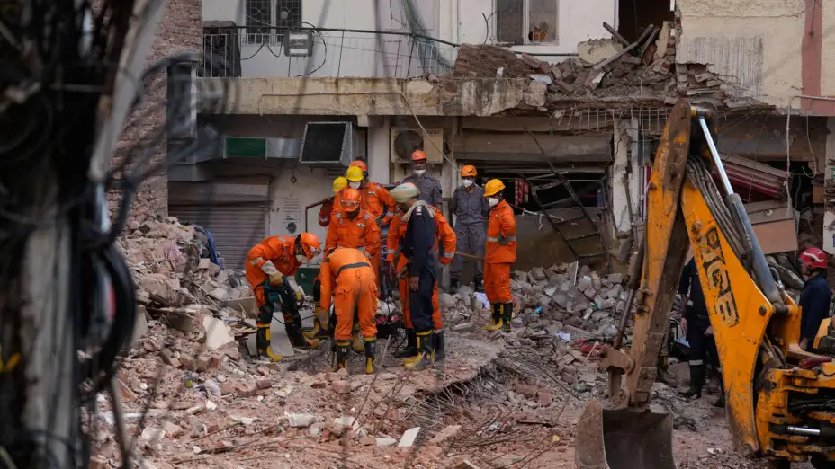 Rescatistas buscan sobrevivientes tras un derrumbe de un edificio en Nueva Delhi, India.