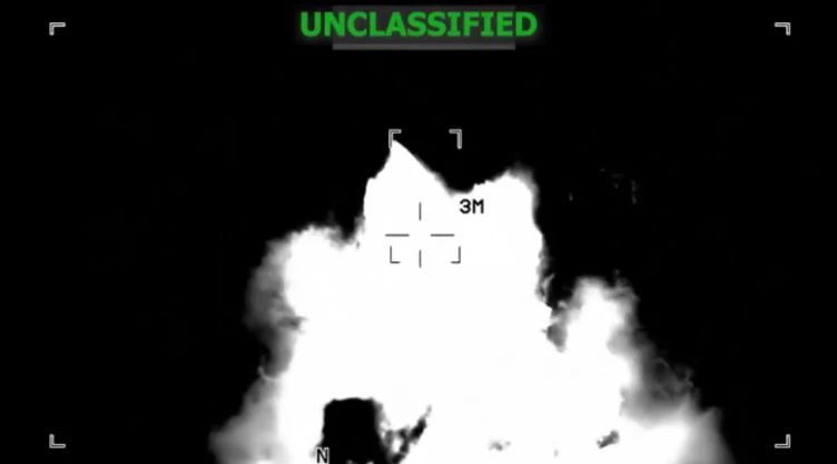 Imagen desde vehículo de Estados Unidos desde el que se lanzó un ataque contra una supuesta narcolancha en el Pacífico Oriental el 4 de diciembre de 2025