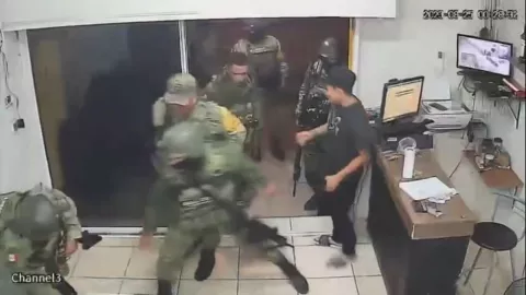 Video muestra cómo militares entran por la fuerza a un negocio en Mazatlán y roban distintas pertenencias