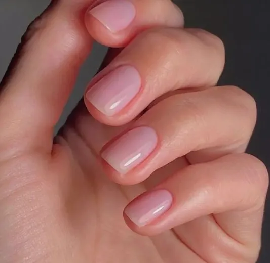 uñas cortas naturales y cuadradas