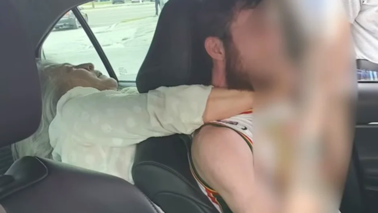 mujer agrede chofer uber florida.png