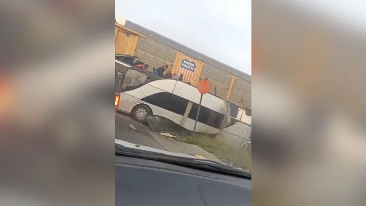 Filtran NUEVO VIDEO del momento exacto en el que tren choca contra autobús de pasajeros; confirman 8 muertos y 45 lesionados