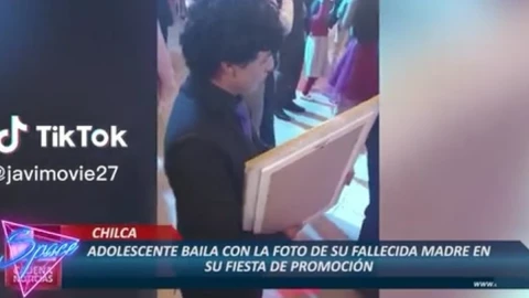Joven baila con foto de su madre en su graduación