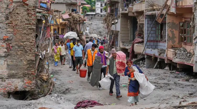 Residentes se van de Devighat, Nepal, tras inundaciones.