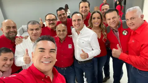 Manuel Añorve Baños junto a Alejandro Moreno Cárdenas; Presidente del PRI, y diversos miembros del partido