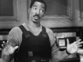 Te contamos por qué a Eddie Murphy lo atraparon con una chica trans y qué hacía con ella. (Escenas de la película ‘El negociador’ por Azteca 7)