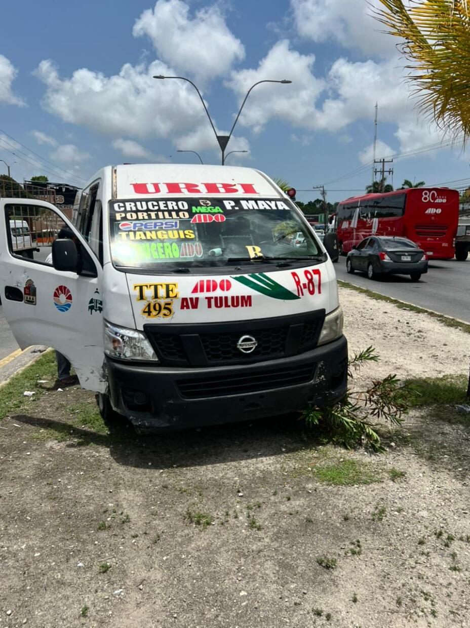 Accidente vehicular en la Avenida José López Portillo de Cancún