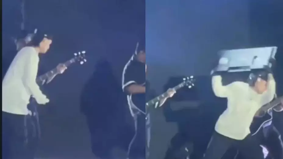 Peso Pluma enfureció y acaba con monitor en pleno concierto; video