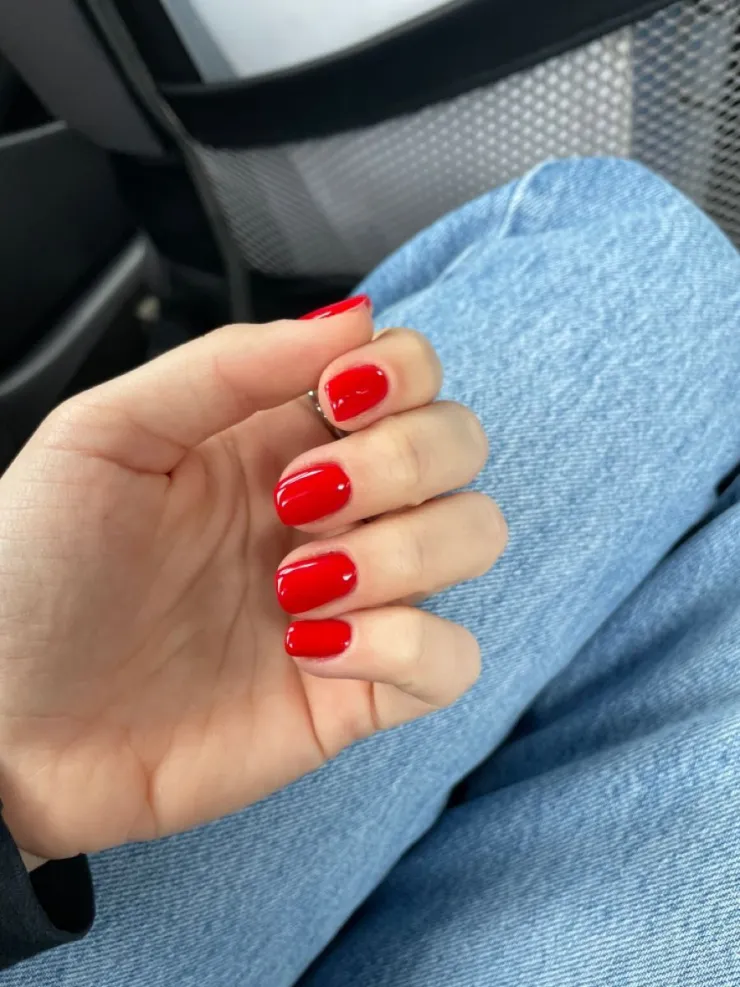 13 diseños de uñas rojas sencillas, pero elegantes: para natación, gym, pádel o atletismo